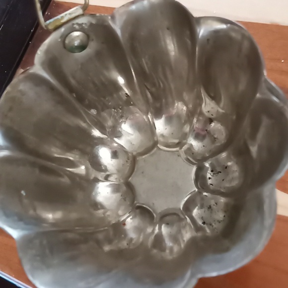 Copper vintage serving bowl and other copper kitchenware. - Picture 6 of 7